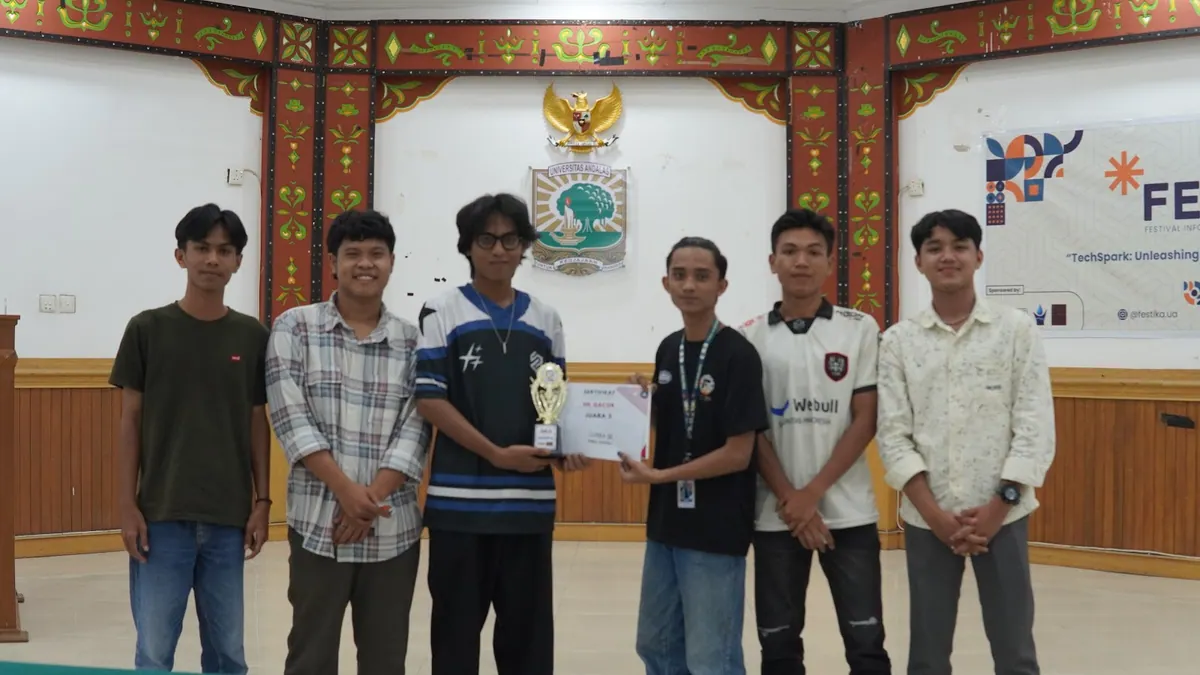 Penyerahan penghargaan juara 3 Mobile Legends.