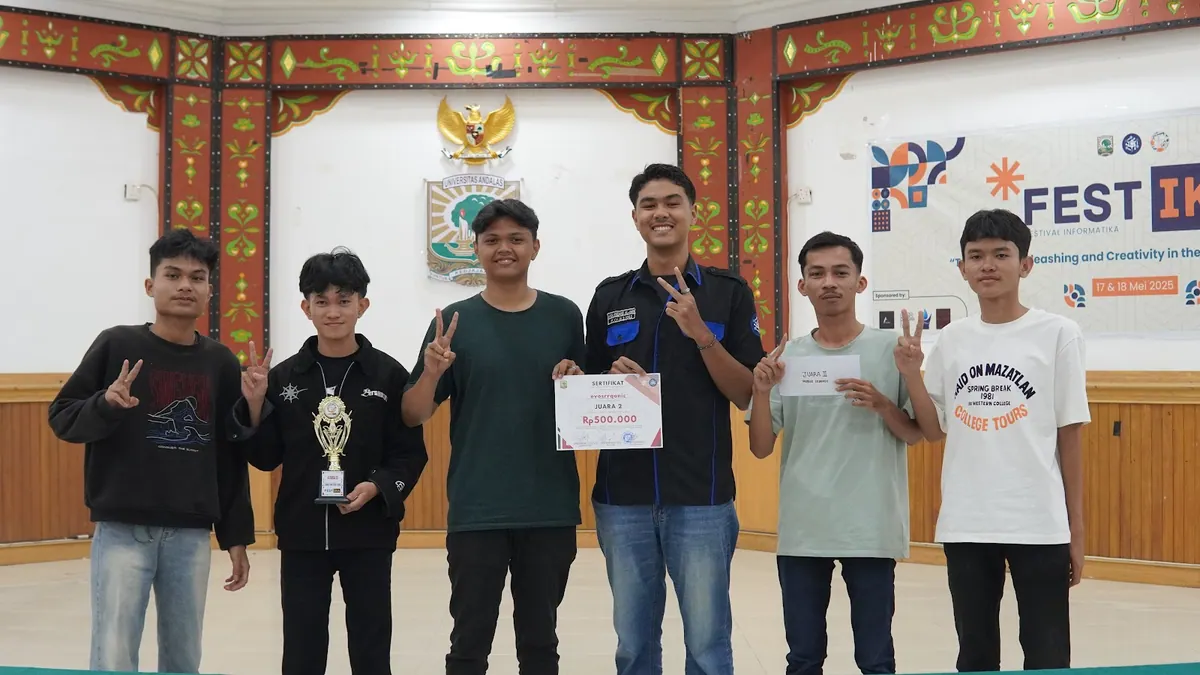 Penyerahan penghargaan juara 2 Mobile Legends.