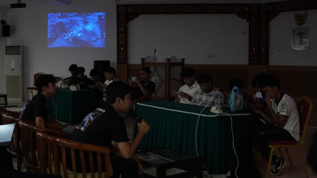 Peserta mengikuti turnamen Mobile Legends pada FESTIKA 2025.