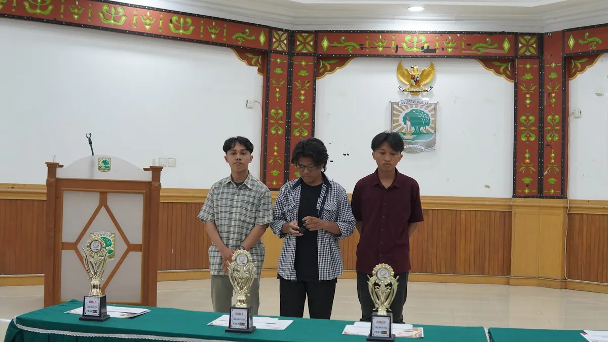 Pemberian penghargaan kepada pemenang Capture The Flag.