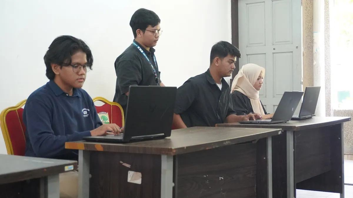 Peserta mengikuti kompetisi Capture The Flag.