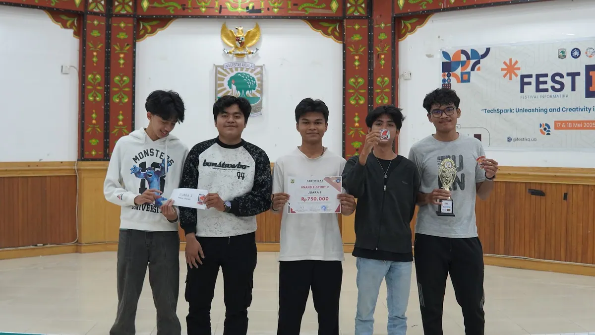 Penyerahan penghargaan juara 1 Mobile Legends.